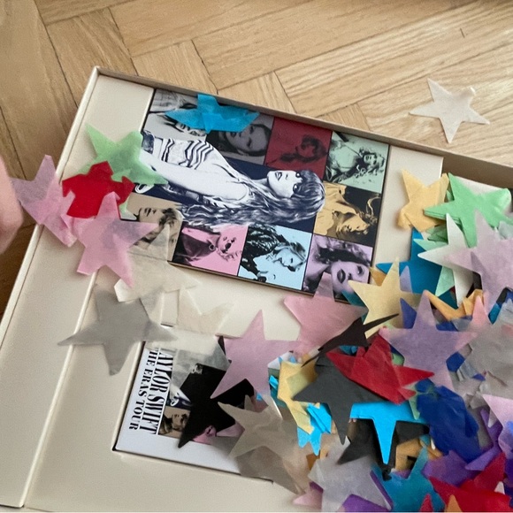 Taylor swift VIP package completely new - Picture 5 of 6